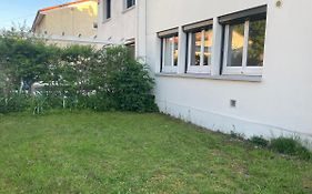 50 m2 T2 au calme, lumineux, confortable, cosy, climatisé, privatif avec parking gratuit et terrasse